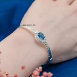 Vòng tay bạc nữ mặt vòng dạng đồng hồ đính đá bầu dục màu xanh nước biển viên đính đá nhỏ trắng V2409040009