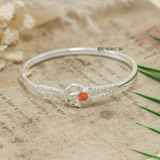 Vòng tay bạc nữ mặt vòng được thiết kế với hình mặt trăng ôm sao đính đá đỏ tượng trưng cho sự gắn kết bền chặt V2409040018