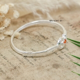 Vòng tay bạc nữ mặt vòng được thiết kế với hình mặt trăng ôm sao đính đá đỏ tượng trưng cho sự gắn kết bền chặt V2409040018