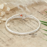 Vòng tay bạc nữ mặt vòng được thiết kế với hình mặt trăng ôm sao đính đá đỏ tượng trưng cho sự gắn kết bền chặt V2409040018