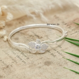 Vòng tay bạc nữ mặt vòng thiết kế hình lá đính đá và phay gân đan xen hài hoà nổi bật V2409040036