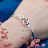 Vòng tay bạc nữ mặt vòng được thiết kế với hình mặt trăng ôm sao đính đá đỏ tượng trưng cho sự gắn kết bền chặt V2409040018