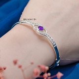 Vòng tay bạc cho nữ mặt vòng hình nơ lượn sóng đính đá trắng chính giữ đính đá tím nổi bật V2409040008