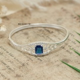 Vòng tay bạc nữ mặt vòng hình lá đính đá lớn màu xanh nước biển hình vuông viền đính đá trắng V2409040035