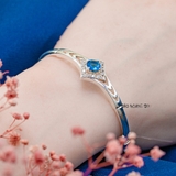 Vòng tay bạc nữ mặt vòng hình thoi đính đá trắng nhỏ tâm đính đá tròn lớn màu xanh nước biển V2409040028