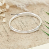 Vòng tay bạc nữ bản dẹt mặt vòng khắc hoa 4 cánh và các hoạ tiết lá V2409130020