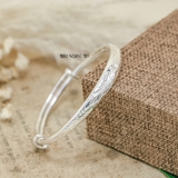 Vòng tay bạc nữ bản dẹt mặt vòng khắc hoa 4 cánh và các hoạ tiết lá V2409130020