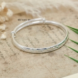 Vòng tay bạc nữ bản dẹt mặt vòng khắc hình hao tiêu điểm và cành lá V2409130019