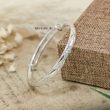 Vòng tay bạc nữ bản dẹt mặt vòng khắc hình hao tiêu điểm và cành lá V2409130019
