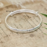Vòng tay bạc nữ bản dẹt hoạ tiết lượn sóng V2409130017