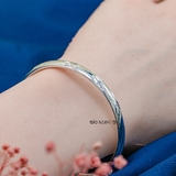 Vòng tay bạc nữ bản dẹt mặt vòng khắc hình hao tiêu điểm và cành lá V2409130019