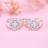 Bông Tai Bạc Nữ S925 Khong Tròn Cỏ 4 Lá Đính Đá Tấm Lung Linh H2410280010