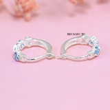 Bông Tai Bạc Cho Bé S925 Kiểu Bật Một Hàng Đá 4 Viên Ziczac Xinh Xắn H2410280059