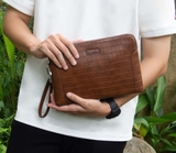 Clutch khóa mã số da bò vân cá sấu LOUIS HAVIAS™