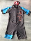 Bộ bơi chống nắng cộc tay màu xám, tay xanh Dive & Sail