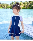 Bộ bơi bé gái cộc liền chân váy, màu xanh than, tay tím nhạt 32626Y