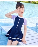 Bộ bơi bé gái cộc liền chân váy, màu xanh than, tay tím nhạt 32626Y