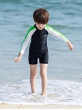 Bộ bơi bé trai dài đen tay xanh, vải chống nắng, Momasong