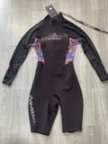 Bộ bơi giữ nhiệt nữ, dáng dài tay quần ngắn, màu đen hồng, vải 1.5mm Dive & Sail