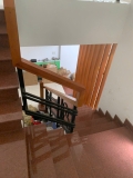Cầu thang kết nối tầng trệt và tầng lầu nhà phố Biên Hòa