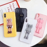 Ốp lưng iphone vân vali hình 3D KAWS