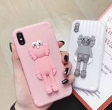 Ốp lưng iphone vân vali hình 3D KAWS