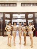 Trang phục nhảy hiện đại tráng gương