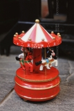 Đồ chơi hộp nhạc Merry-Go-Round -  Vòng xoay dây cót