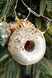 1 Bánh Donut phủ sequin - Phụ kiện treo Noël Pearl Gloss Donut 9CM