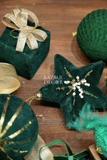 Hộp 8 quả châu và phụ kiện Luxury Forest nhung xanh 8CM 8T