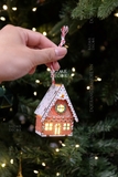 Phụ kiện treo mô hình 3D ngôi nhà gỗ họa tiết bánh gừng đèn Led - Nhà mái cao 7.5cm