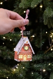 Phụ kiện treo mô hình 3D ngôi nhà gỗ họa tiết bánh gừng đèn Led - Nhà mái cao 7.5cm