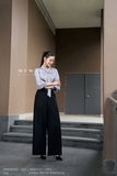 Áo sơ mi suông vừa cổ biến kiểu vạt đính khuy trang trí