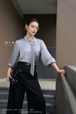 Áo sơ mi suông vừa cổ biến kiểu vạt đính khuy trang trí