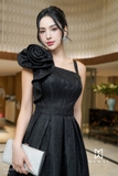 Đầm xòe hai dây lệch vai đính hoa