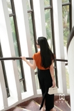 Chân váy ôm trang trí ly nổi dài qua bắp