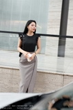 Chân váy chữ A dài qua bắp cá chân