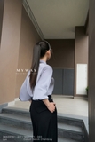 Áo sơ mi suông vừa cổ biến kiểu vạt đính khuy trang trí