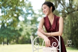 (2 màu) Đầm xòe cổ biến kiểu không tay đính cúc dài qua bắp