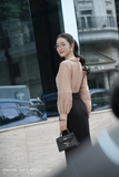 Áo sơ mi suông vừa cổ biến kiểu điểm nhấn kết cấu tay