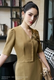 Áo kiểu cổ tim có hoa cài