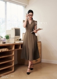 Đầm kiểu cổ vest trên ôm dưới xòe dài qua bắp kèm đai