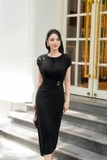 Đầm ôm cổ tròn dài qua bắp với vai chờm và điểm nhấn khuy cài