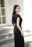 Đầm ôm cổ tròn dài qua bắp với vai chờm và điểm nhấn khuy cài