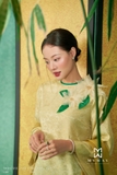 Áo dài dáng cổ tròn phối hoa cài