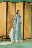 Áo dài dáng cổ tàu phối đính hoa