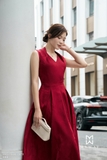 Đầm xòe không tay cổ biến kiểu dài qua bắp