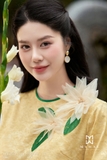 Áo dài dáng cổ tròn phối hoa cài