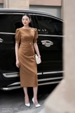 Đầm ôm dáng cổ thuyền dài qua bắp
