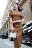 Đầm ôm dáng cổ thuyền dài qua bắp